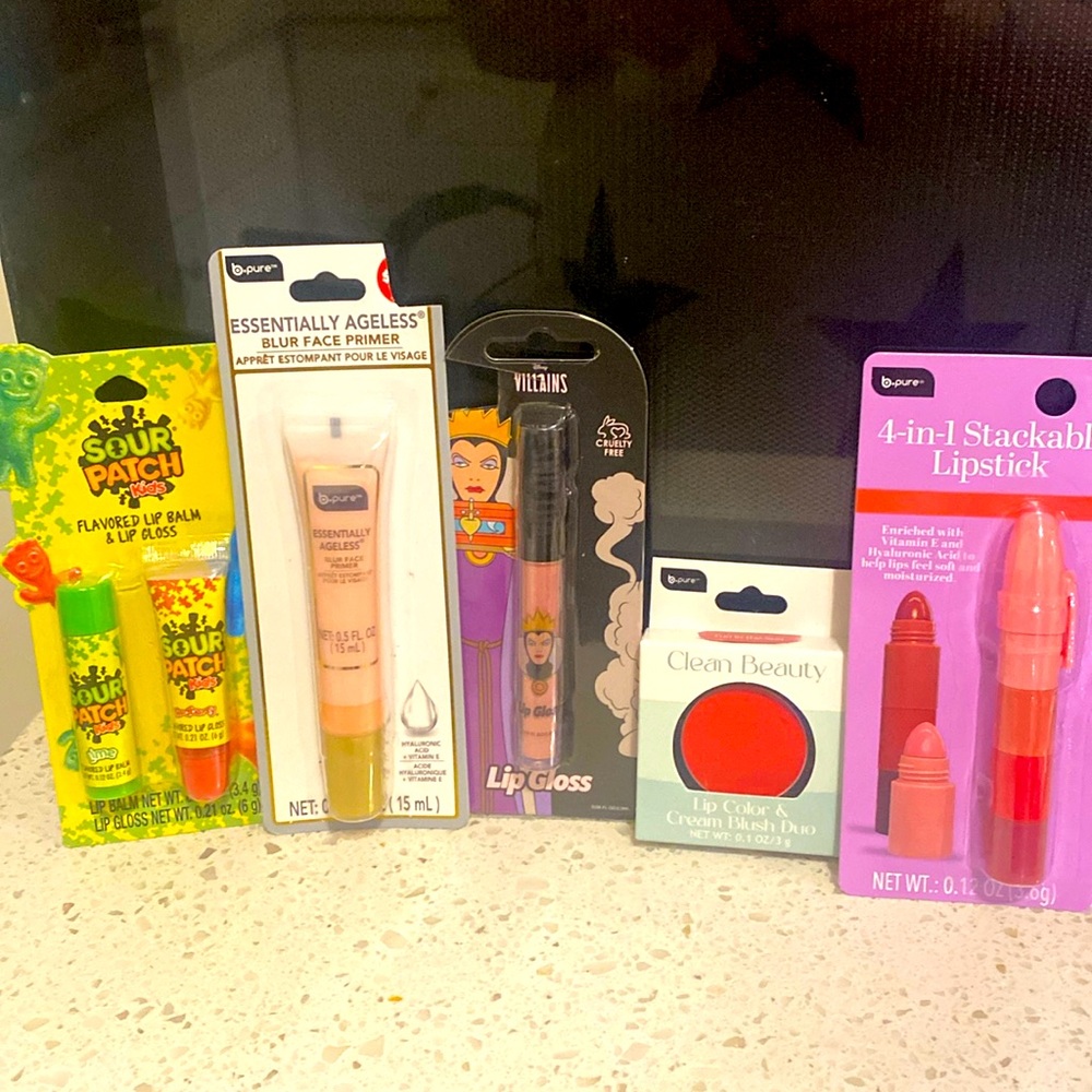 Make up beauty bundle five products. Great stocking stuffers are just gifts.
